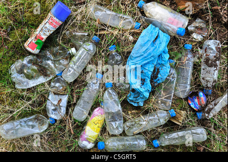 Ausrangierte Plastikflaschen und andere nicht-abbaubaren Müll im Feld, Belgien Stockfoto