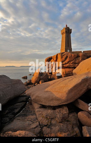 Die Pors Kamor Leuchtturm bei Sonnenuntergang entlang der Côte de Granit rose / rosa Granit Küste in Ploumanac'h, Bretagne, Frankreich Stockfoto