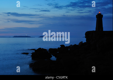 Die Pors Kamor Leuchtturm in der Nacht entlang der Côte de Granit rose / rosa Granit Küste in Ploumanac'h, Bretagne, Frankreich Stockfoto