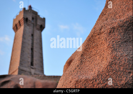 Die Pors Kamor Leuchtturm bei Sonnenuntergang entlang der Côte de Granit rose / rosa Granit Küste in Ploumanac'h, Bretagne, Frankreich Stockfoto