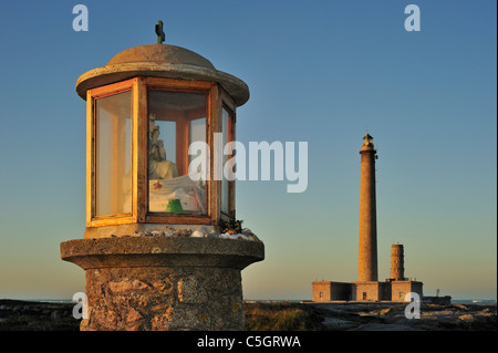 Fischers Schrein vor dem Leuchtturm Phare de Gatteville / Pointe de Barfleur Licht bei Sonnenuntergang, Normandie, Frankreich Stockfoto