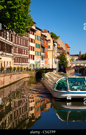 Ausflugsschiff und Gebäude spiegeln sich in den Fluss Lii, Straßburg Elsaß Bas-Rhin-Frankreich Stockfoto