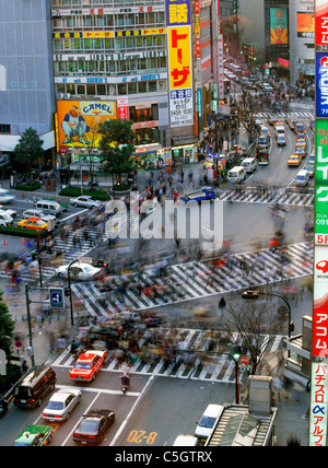 Fußgänger, die Füllung Zebrastreifen im Bezirk Shibuya in Tokio Stockfoto