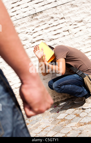 Tennager Student mit Angst an seiner Schule (selektiven Fokus auf das Opfer) Stockfoto