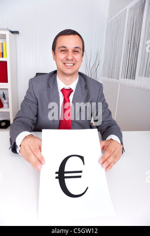Reife Geschäftsmann hält das Symbol der europäischen Währung (Euro) Stockfoto