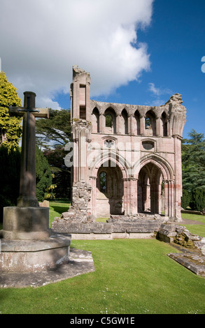 Dryburgh Abbey mit Kreuz und zerstörten Abschnitt Stockfoto