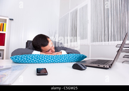 Erschöpften Geschäftsmann in seinem Büro schlafen Stockfoto