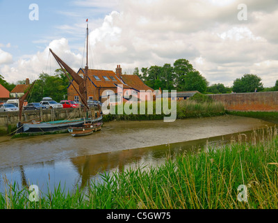 Cygnet eine historische Segeln Lastkahn auf Snape Quay am Fluss Alde Suffolk, mit dem Snape Maltings Concert Hall und Kunst Zentrum Stockfoto