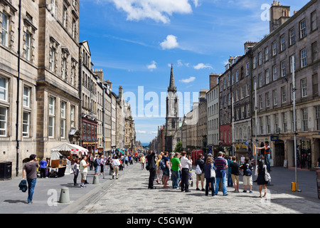 Geschäfte und Straße Entertainer auf der High Street Blick in Richtung Holyrood, The Royal Mile, Edinburgh, Scotland, UK Stockfoto