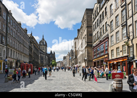 Geschäfte und Bars auf der High Street mit Blick auf die Kathedrale und das Schloss, die Royal Mile, Edinburgh, Scotland, UK Stockfoto