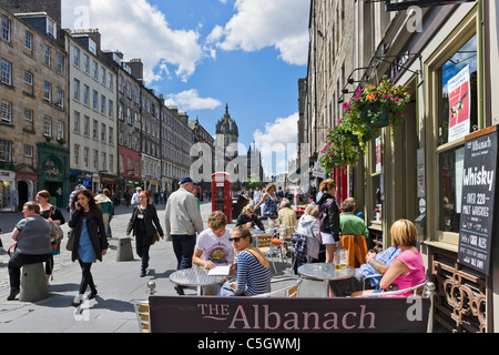 Bürgersteig-Restaurant/Bar auf High Street, The Royal Mile, Edinburgh, Scotland, UK Stockfoto