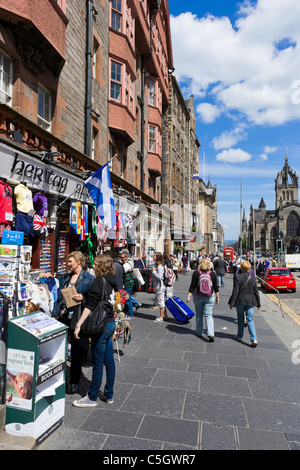 Shop mit Souvenirs am Lawnmarket, The Royal Mile, Edinburgh, Scotland, UK Stockfoto