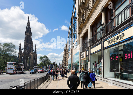 Geschäfte und Shopperts am oberen Ende der Princes Street mit Scott Monument nach links, Edinburgh, Schottland, Großbritannien Stockfoto