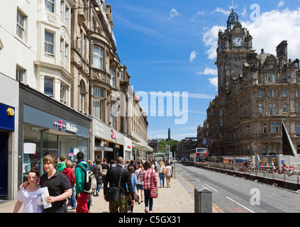 Geschäfte und Shopperts am oberen Ende der Princes Street mit dem Balmoral Hotel nach rechts, Edinburgh, Schottland, Großbritannien Stockfoto