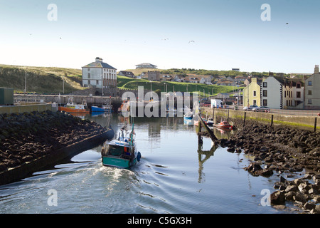 Eyemouth Hafen zurückkehrenden Fischereifahrzeug Stockfoto