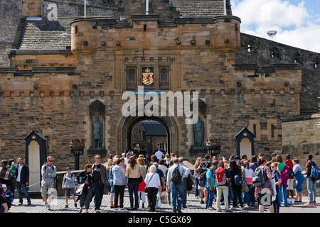 Touristen vor dem Eingang zum Edinburgh Castle, Altstadt, Edinburgh, Scotland, UK Stockfoto