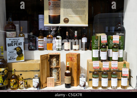 Whisky-Fachgeschäft am Grassmarket in Old Town, Edinburgh, Schottland, Großbritannien Stockfoto