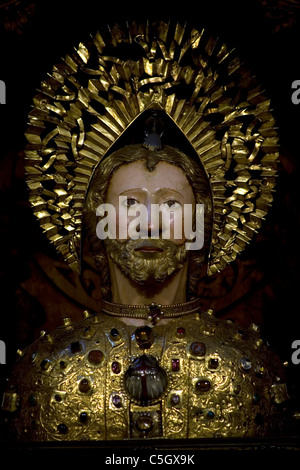 Eine Skulptur von Saint James Apostle erscheint im Museum der Kathedrale in Santiago De Compostela, Spanien Stockfoto