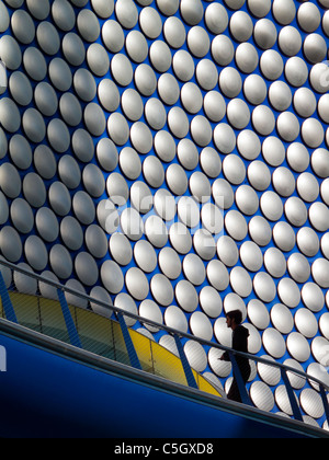 Detail des Selfridges 2003 Shop in Birmingham England in Blobitecture Stil von Future Systems mit Kettenhemd und gebogenen Profil Stockfoto