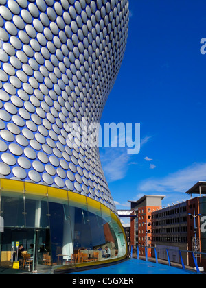 Detail des Selfridges 2003 Shop in Birmingham England in Blobitecture Stil von Future Systems mit Kettenhemd und gebogenen Profil Stockfoto