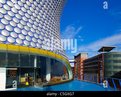 Detail des Selfridges 2003 Shop in Birmingham England in Blobitecture Stil von Future Systems mit Kettenhemd und gebogenen Profil Stockfoto