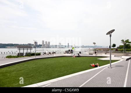 Einen ruhigen Tag im Riverside Park jetzt Teil der Hudson River Park New York City mit weiten Blick Blick auf den Hudson River und New Jersey Palisades Stockfoto