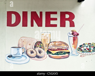 handgemalte Diner Schild mit herrlichen Speisen Illustrationen Hamburger Donuts auf Außenputz Wand Diner in New York City Stockfoto