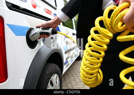 Elektro-Fahrzeug, van. Mit Strom versorgt. Aufladen der Batterien. Stockfoto