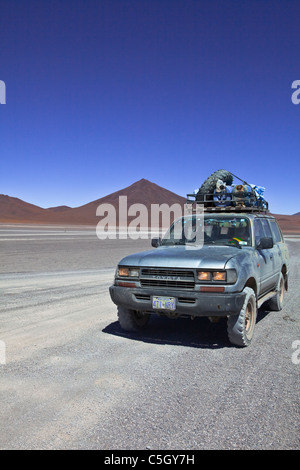 4WD Jeep 4 x 4 Fahrt über den Salar de Uyuni und der Laguna (Verde Colorada) im Altiplano, Uyuni, Salar, Sud Lipez, Bolivien Stockfoto