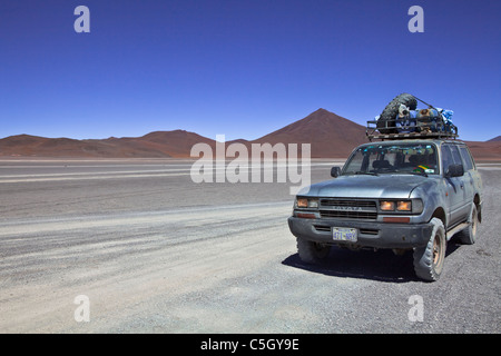 4WD Jeep 4 x 4 Fahrt über den Salar de Uyuni und der Laguna (Verde Colorada) im Altiplano, Uyuni, Salar, Sud Lipez, Bolivien Stockfoto