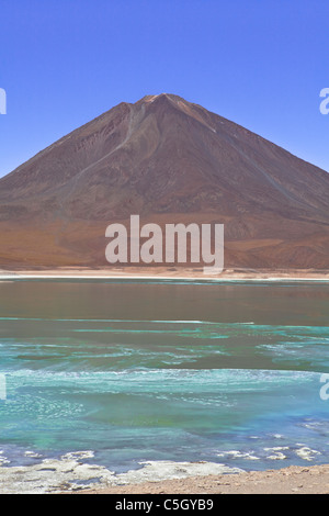 Licancabur Vulkan spiegelt sich in den grünen See Laguna Verde, Altiplano, Atacama, Chile, Sud Lipez Grenze, Bolivien, Südamerika Stockfoto