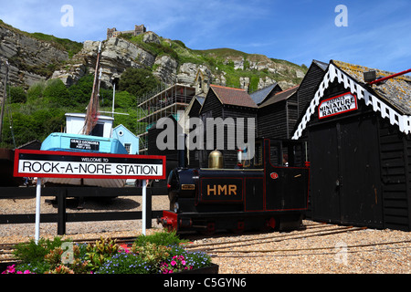 Rock-a-Nore Station auf Hastings Miniatur-Eisenbahn, Net Geschäfte und Osthügel heben Sie im Hintergrund, Hastings, East Sussex, England Stockfoto