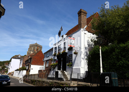 Der Hirsch Inn, Allerheiligen Straße und Kirche in der Altstadt, Hastings, East Sussex, England Stockfoto