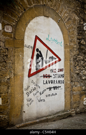 Lustig malen Straßenschild auf einer Wand (nicht In Arbeit) Straße verrostet Aufmerksamkeit, Sizilien, Italien, South Mittelmeer, Europa, Stockfoto