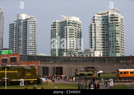 das Toronto Railway Heritage Centre im Roundhouse Park mit Queens Quay Wohnung Blöcke in der Hintergrund-Toronto-ontario Stockfoto