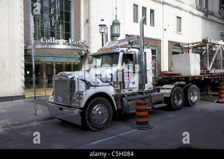großen halb LKW Anhänger große Laden durch die Straßen der Innenstadt von Toronto Ontario Kanada Stockfoto