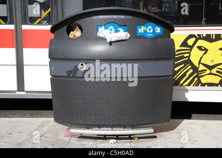Pedal betriebene Stadt überfüllt Müll Müll Müll Recyclingbehälter in Toronto Ontario Kanada Stockfoto
