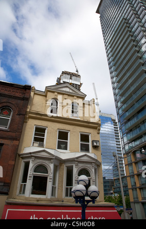 kontrastreiche Architektur zwischen alten und modernen Gebäude Wolkenkratzer und Eigentumswohnungen Toronto Ontario Kanada Stockfoto