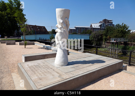 Denkmal auf drei Mühlen grün für Männer, die bei einem Arbeitsunfall, geformt durch Alec Peever 2011 ums Leben gekommen Stockfoto