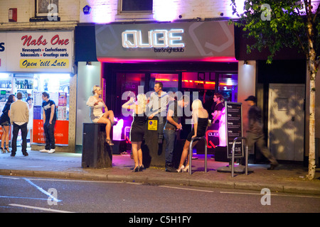 Menschen versammelten sich außerhalb Nachtclubs und Bars in Norwich, Großbritannien Stockfoto