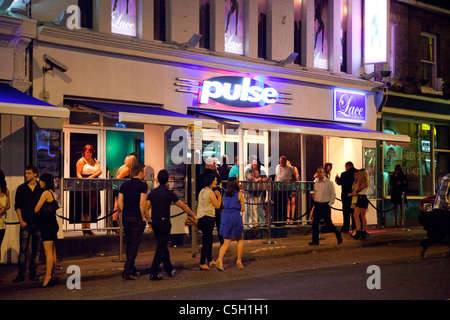 Menschen versammelten sich außerhalb Nachtclubs und Bars in Norwich, Großbritannien Stockfoto