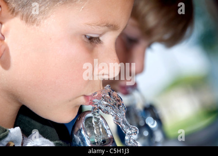 Zwei Kinder Durst ihren während der Aussparung in der Schule Stockfoto