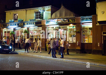 Menschen und Street Nachtleben in Norwich, Großbritannien Stockfoto