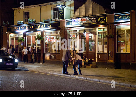 Menschen und Street Nachtleben in Norwich, Großbritannien Stockfoto
