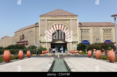 Eingang zum andalusischen Hof der Ibn Battuta Mall in Dubai, Vereinigte Arabische Emirate Stockfoto