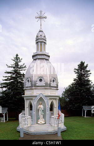 Grande Anse, New Brunswick, Kanada - Mariä Himmelfahrt Kirche Kirchturm sitzen am Boden im Päpste Museum Stockfoto