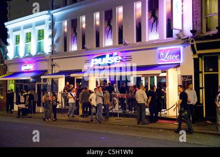 Menschen versammelten sich außerhalb Nachtclubs und Bars in Norwich, Großbritannien Stockfoto