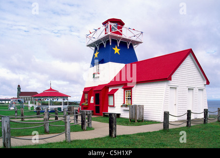 Grande Anse, New Brunswick, Kanada - Replica Leuchtturm / Tourist Infocenter in Acadian Flagge blau, weiß und rot lackiert Stockfoto