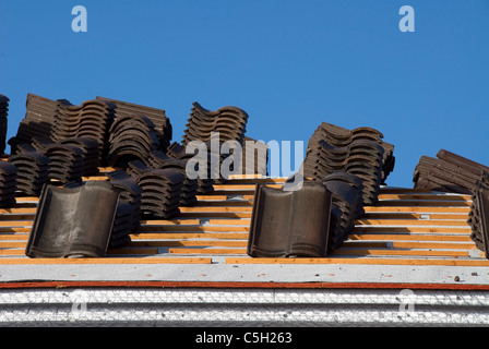 Ein neues Dach gebaut an einem sonnigen Tag. Stockfoto