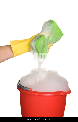 Arbeiter, die Hand von Reinigungsmitteln zu schützen, da sie einen Reinigungsschwamm verwenden. Stockfoto